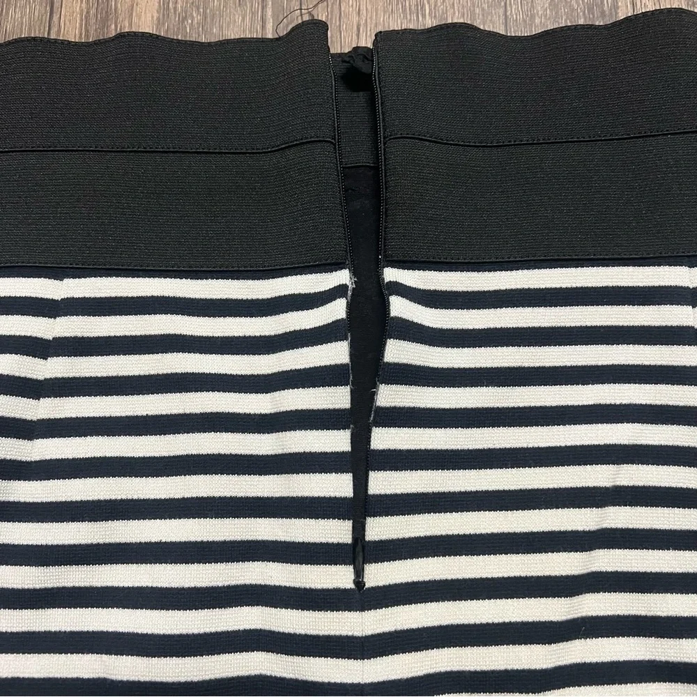 Akris Punto Knee Vtg Knee Length Black White striped Pencil Skirt Stretch Y2K 14 - Picture 9 of 11